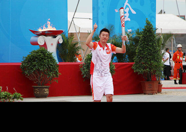 上午9时,2013全运会火炬传递活动营口站点火起跑仪式在营口奥体中心